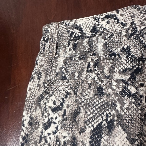 Kut from the Kloth Gidget High Rise Snake Print Cut Off Shorts Women’s Size 0 - Picture 13 of 16